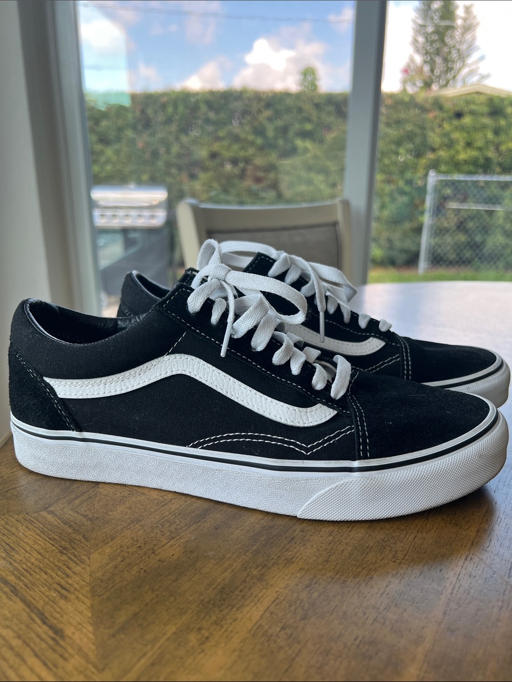 Vans Black and White Low-Top Classic Skate Sneakers Women’s 10 and Men’s 8.5